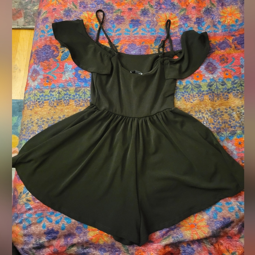 Urban Outfitters Cold Shoulder Flutter Sleeve Black Romper, XS, Ruched, EUC - Picture 3 of 9